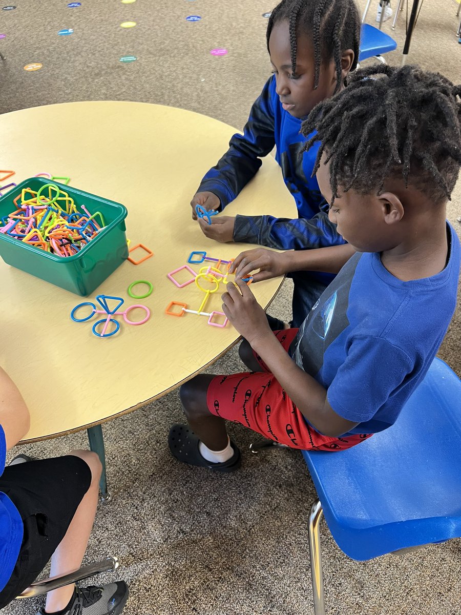 SarffAHLmedia's tweet photo. #maketank #STEM #trustyhuskies https://t.co/2Q7H4CWQRc