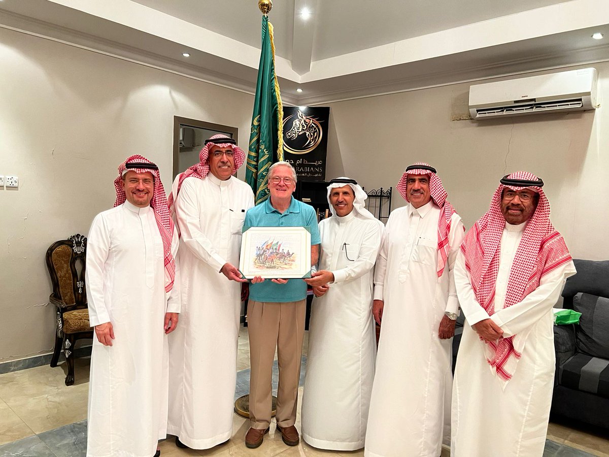 في ليلة التقى الكرم فيها بالوفاء تم تكريم مدرسنا للغة الإنجليزية  عام ١٩٨٢ الدكتور سكوت ستيفنز  خلال زيارته للمملكة  من قبلي انا والإخوان إبراهيم الثويقب و إبراهيم الخالدي وبدر الرويشد وتم اهدائه لوحة توحيد المملكة توافقا مع احتفالنا بالعيد الوطني ٩٢