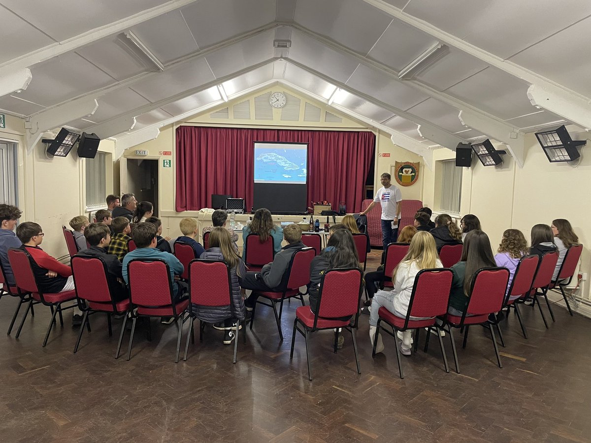 Iwan Davies wedi dod i’r clwb heno i sôn am #cubatrek <a href="/rhodgilbertshow/">Rhod Gilbert Show</a> i godi arian i @VelindreCC #boisllanddarog