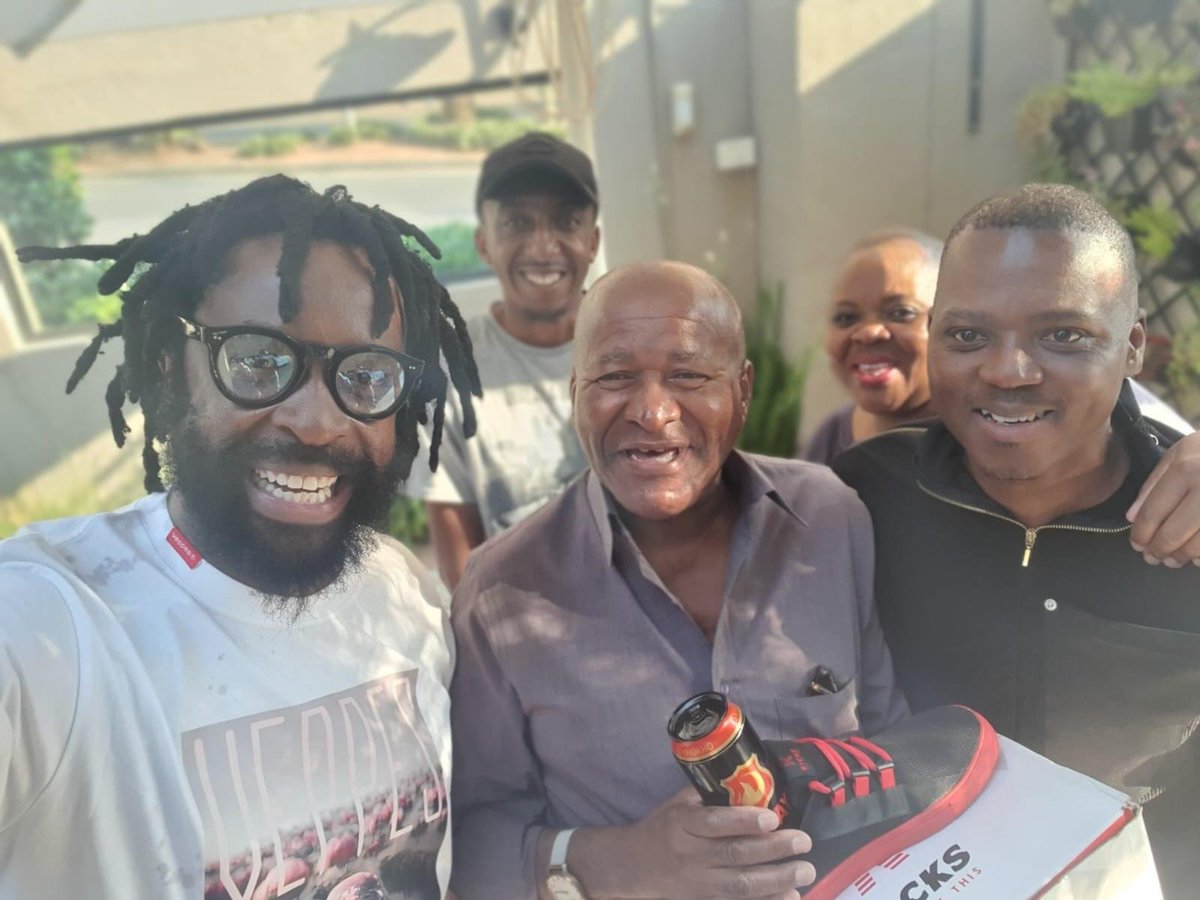 ChrisExcel102's tweet photo. DJ Sbu visited the Legend 🙌 https://t.co/fEkGtmtH61