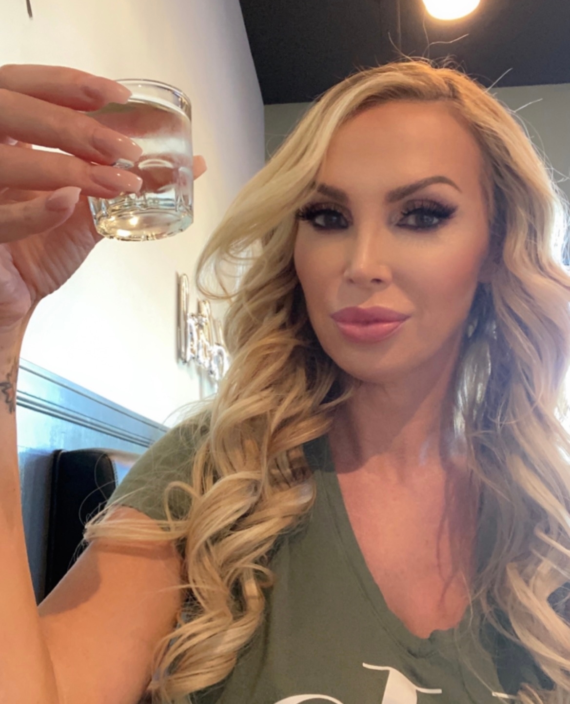 NIKKI BENZ on X: May this selfie bless your start to the week 😁 #Monday  t.colrSa3UoptO  X