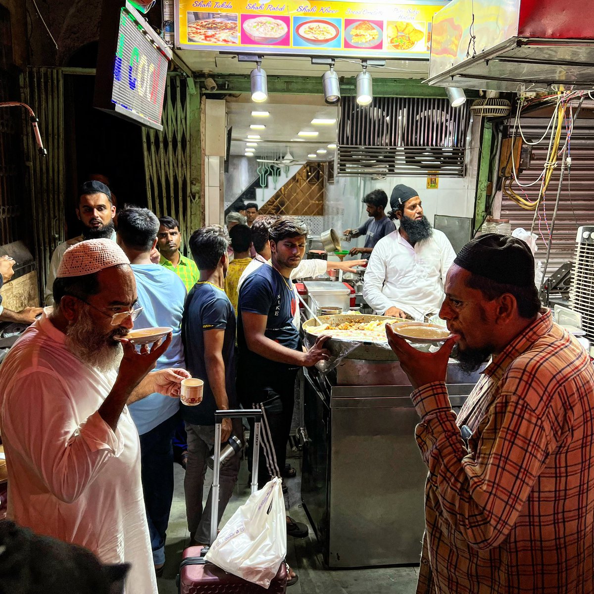 Chandanphoto's tweet photo. Old Delhi • Tea • Love • 2022

#Delhi #OldDelhi #OldQuarters #Tea #ShotOniPhone https://t.co/7jRDs120RI