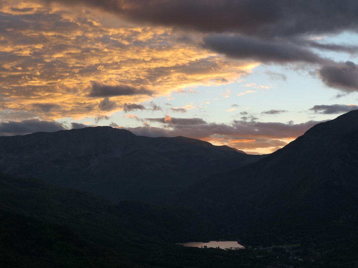 Buscapaligru's tweet photo. #atardeceres coloridos de #otoño, vistas desde #cerler #valledebenasque #pirineos #cerleradicto #cerlerisdifferent https://t.co/NNX4OnwaDL