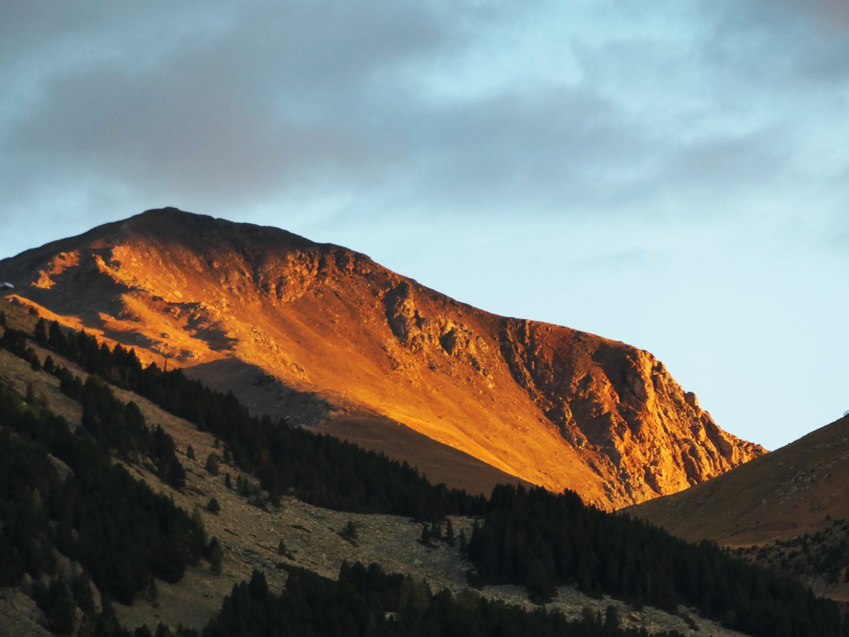 Buscapaligru's tweet photo. #atardeceres coloridos de #otoño, vistas desde #cerler #valledebenasque #pirineos #cerleradicto #cerlerisdifferent https://t.co/NNX4OnwaDL
