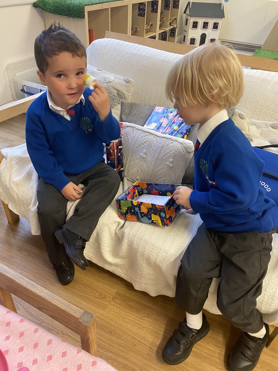 ValewoodPrimary's tweet photo. So lovely to sit with our new tiddles when they are talking about whatβs in their #ChatterBoxes. They are bringing them in, full of their special things from home, and they are happily sharing their treasures with each other. So wonderful to see and hear. ππ«ππΌβοΈ π¦ π #ProudHT https://t.co/dlcSdVo9z6