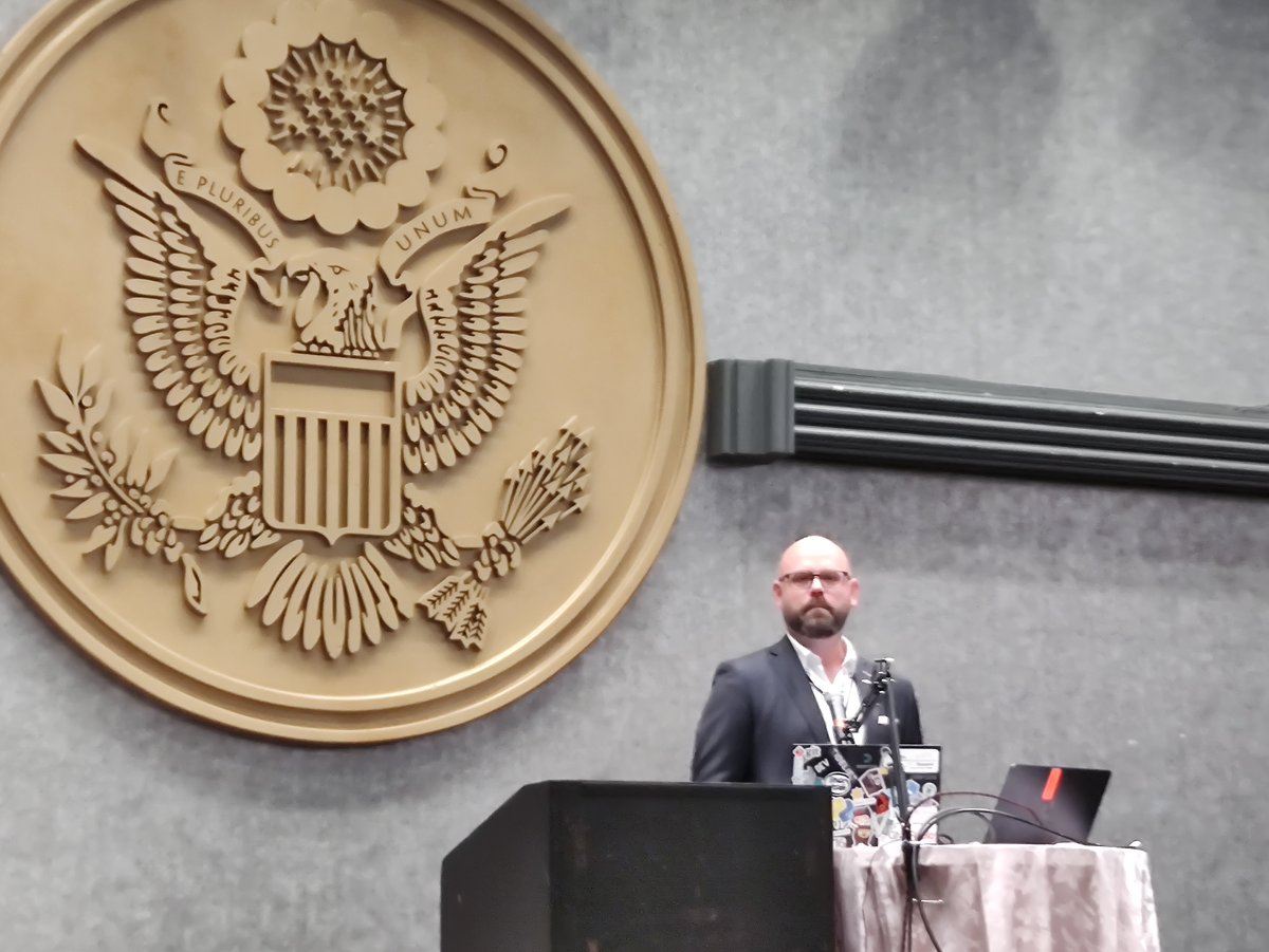 dEnergy_dTime's tweet photo. At #GRCon22, the original @trondeau (of @DARPA fame) explains why only the even cellular gens are good, using the power of Star Trek, the importance of large-scale economic capabilities and maturing of not only technology but applications. https://t.co/vdS50AdF44