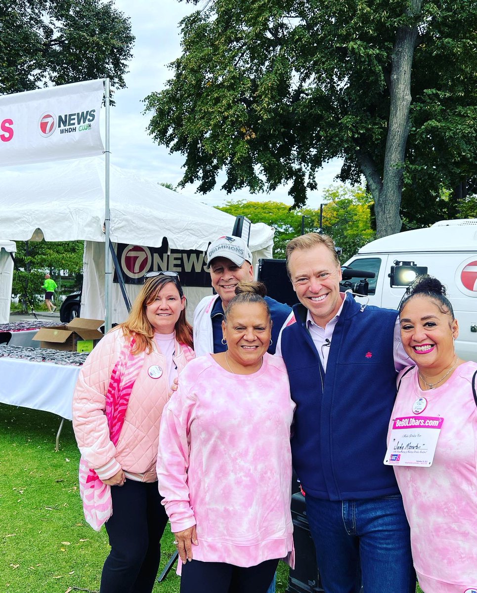 tmiddletv's tweet photo. Eyes 👀 to the sky on a beautiful day and successful 30th anniversary #makingstrides walk #attackingcance #bostonstrides @7News @jreineron7 https://t.co/owlQEk3sKY