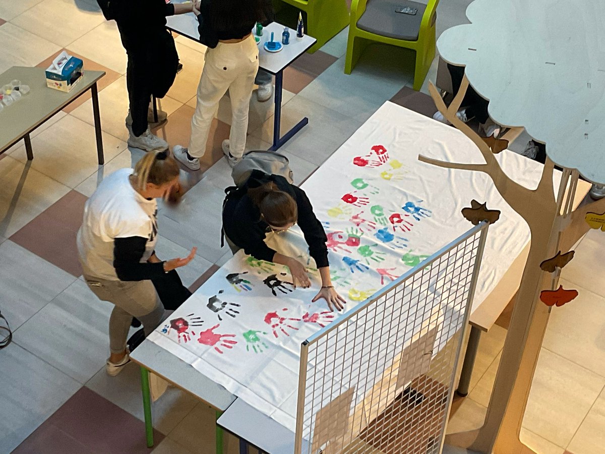 EvaLienard's tweet photo. Retour en images sur la 4e édition #journeeinternationaledelapaix 

Découvrez l’ambiance de cette journée sous le thème de: Mettre fin au racisme-Bâtir la paix 

A venir podcast: les sons les mots-l’art de bâtir la paix 

#lyceesavaryferry #bassinartoiternois #academielille #EDD https://t.co/ztayQRYNco