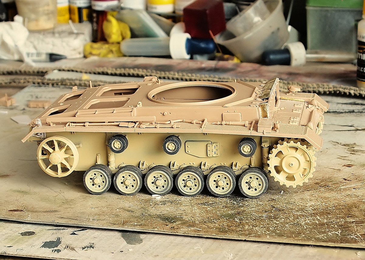 rtvmodeler's tweet photo. 🇩🇪 Panzer III - J-Casi desastre!,  al momento de pegar las piezas del chasis,éstas se encontraban un poco chuecas, con agua caliente lo resolví; el auste del blindaje delantero ya no se puede inclinar mas,lo monté y quité 2 veces y casi lo destruyo, habrá que "disfrazar" el daño! https://t.co/O1S6AUzjw8