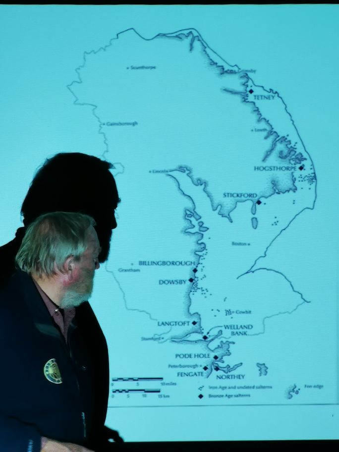 WisGenCem's tweet photo. Taking about coastal salt processing in this area, #Fenland #Lincolnshire and how the communities worked and lived.  See @PryorFrancis new book for how we used to live in Bronze Age. @WisbechSociety @WisbechHub https://t.co/96vD7RD2vB