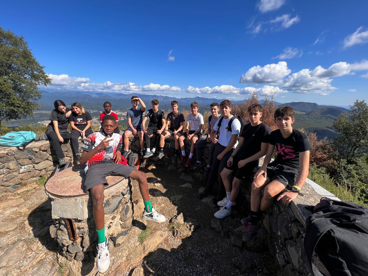 EpiaOlot's tweet image. APRENEM FENT A LA NOSTRA FORMACIÓ PROFESSIONAL ESPORTIVA.
Iniciem el guiatge d'itineraris amb el grup de GM.  Valorem el ritme del grup i la indumentària. 
GUIAM Activitats Físiques i Esportives. #FPOLOT #APRENEMFENT @escolapiacat  @garrotxapro