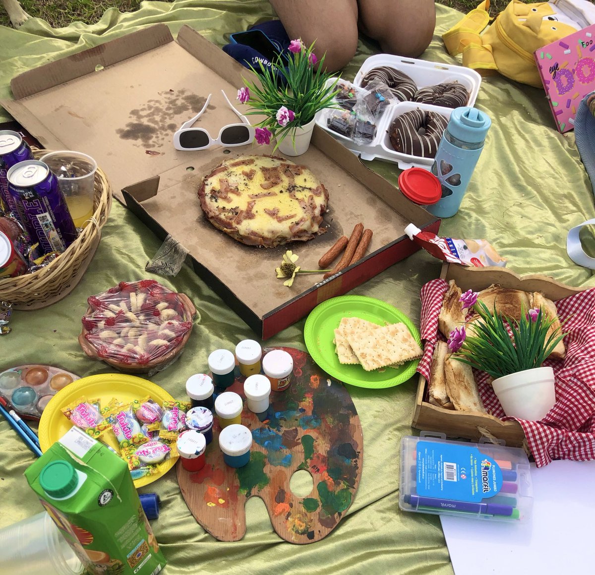 Jemsita_'s tweet photo. Día de picnic con amigas🥺🍾🍒
#picnic #pinics #amigos https://t.co/n5C3yq1Odu