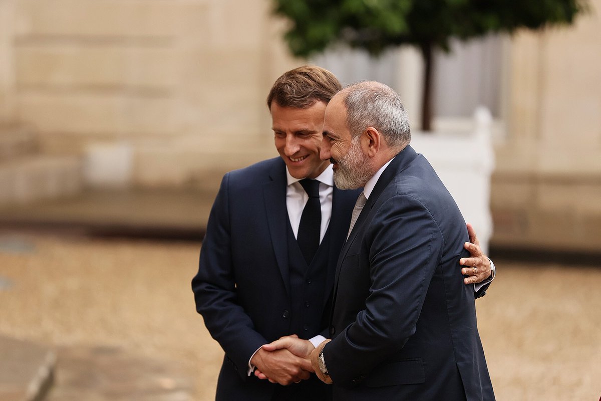 NikolPashinyan's tweet photo. I had an effective discussion with President @EmmanuelMacron . I provided detailed information on the consequences of the Azerbaijani aggression. We referred to the steps aimed at the de-escalation of the situation and prevention of any possible aggression by Azerbaijan. https://t.co/atK6kJXVAG
