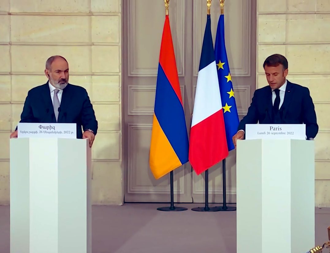 raffiniziblian's tweet photo. In 24 hrs:
@NikolPashinyan met @EmmanuelMacron in 🇫🇷 
@ArmenGrigoryanC is in D.C. 🇺🇸for meetings
#UK 🇬🇧 bold statement 🇦🇿 must withdraw from 🇦🇲 territories
🇬🇷 MFA @NikosDendias arrives in Yerevan 
#Armenia will not participate at the #CSTO drills in 🇰🇿
Some sh*t's going down https://t.co/LBhxpVYUK4