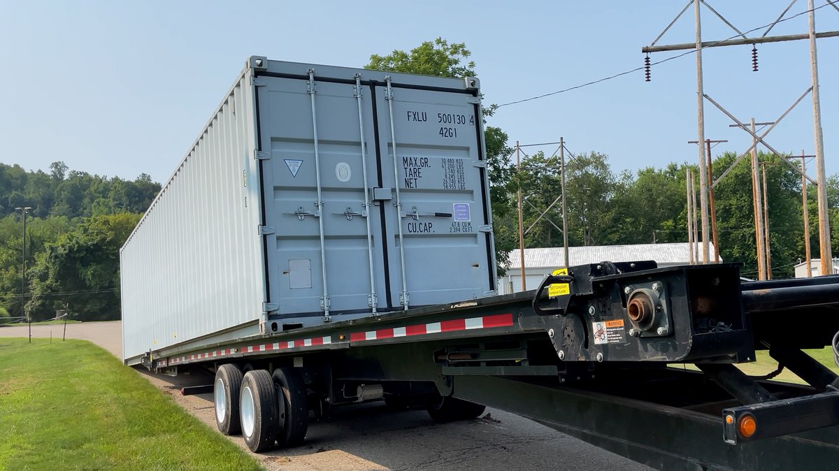 QuickLoadz's tweet photo. QuickLoadz handles #cargo gently and carefully, whether you're delivering delicate glass solar panels or airplane engines.

QuickLoadz moves the heaviest of #containers full of #merchandise. You can deliver it at ground level in minutes. https://t.co/a7vuI8YX2L