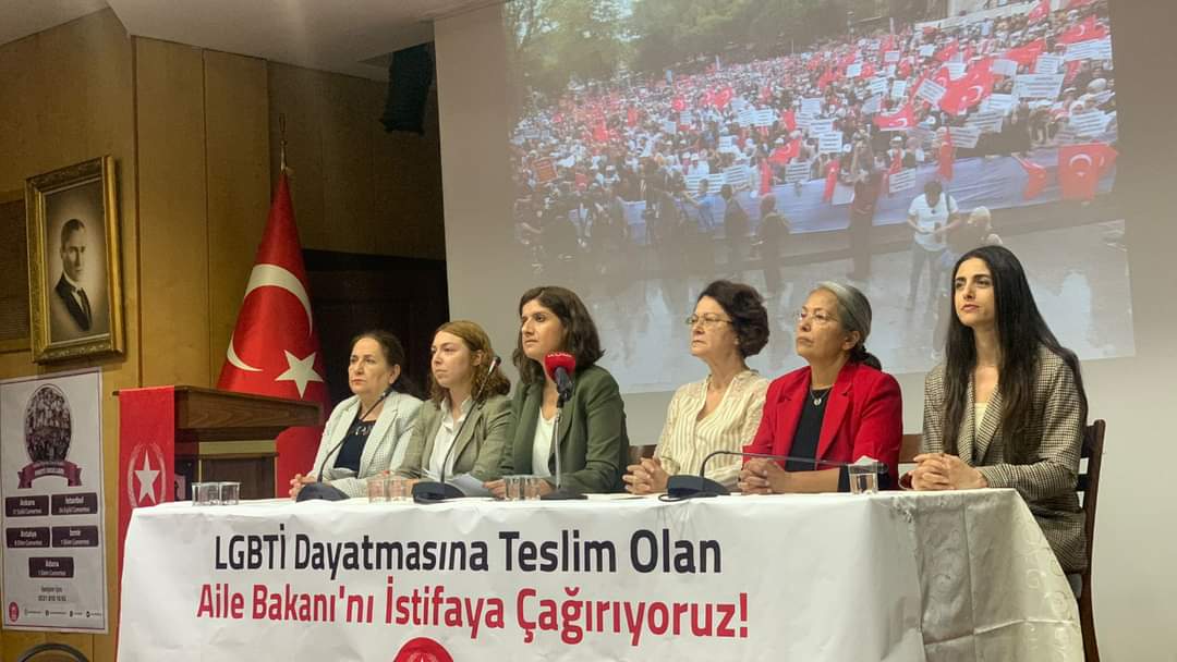 ''Çocuğu, gençliği, kadını ve aileyi hedef alan LGBTİ saldırısıyla mücadeleden kaçan ve Büyük Aile Buluşması’nı karalayan Aile Bakanı’nı istifaya çağırıyoruz!"

Öncü Kadın Genel Başkanımız Meltem Ayvalı'nın açıklaması: aydinlik.com.tr/haber/ayvali-l…

#VatanPartisi #LGBTDayatmasi