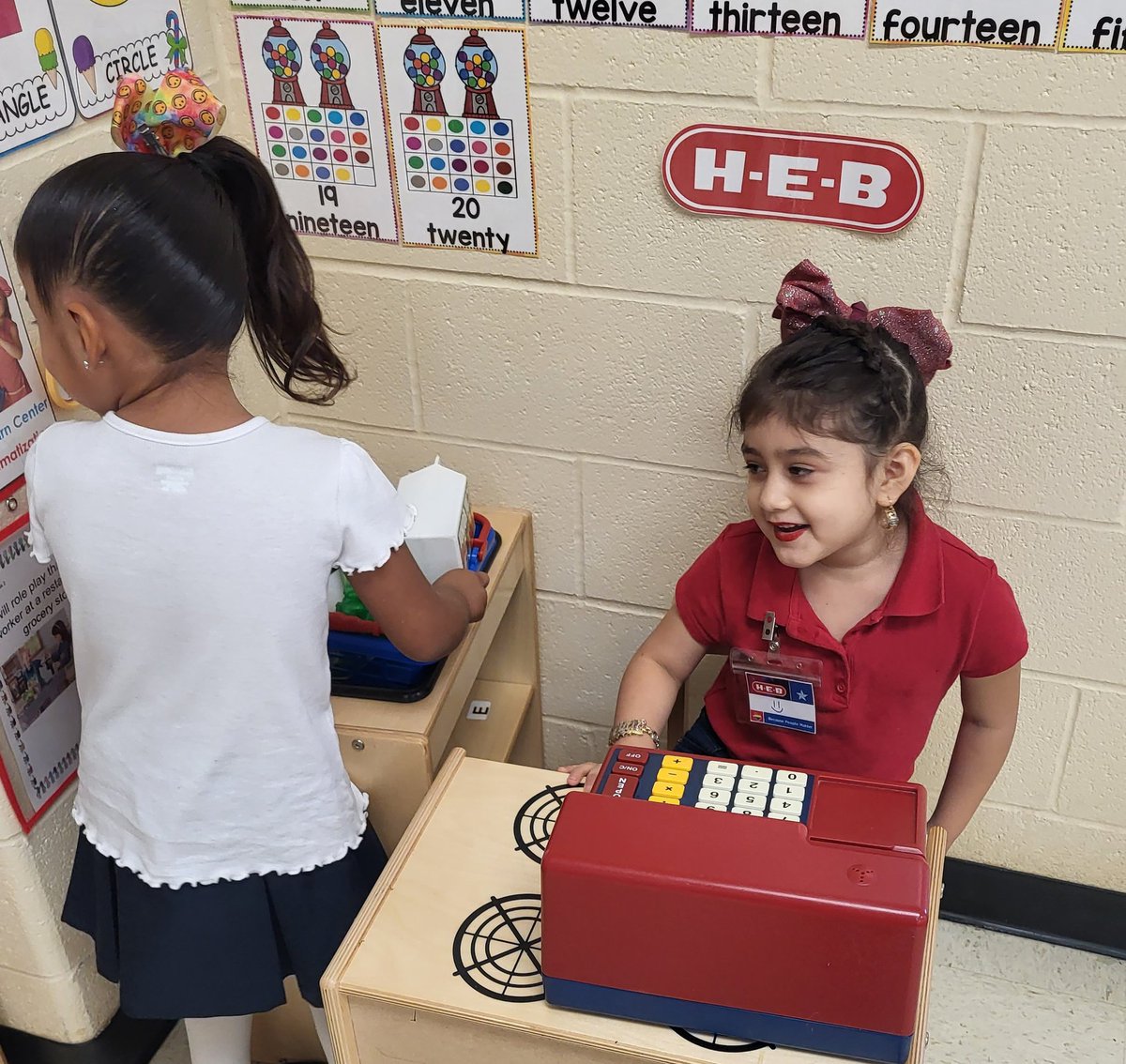 ms_neriKinder's tweet photo. Pretend play! Students like playing like they are @HEB #PreK #MacDonellPride https://t.co/7Y1yS8znga