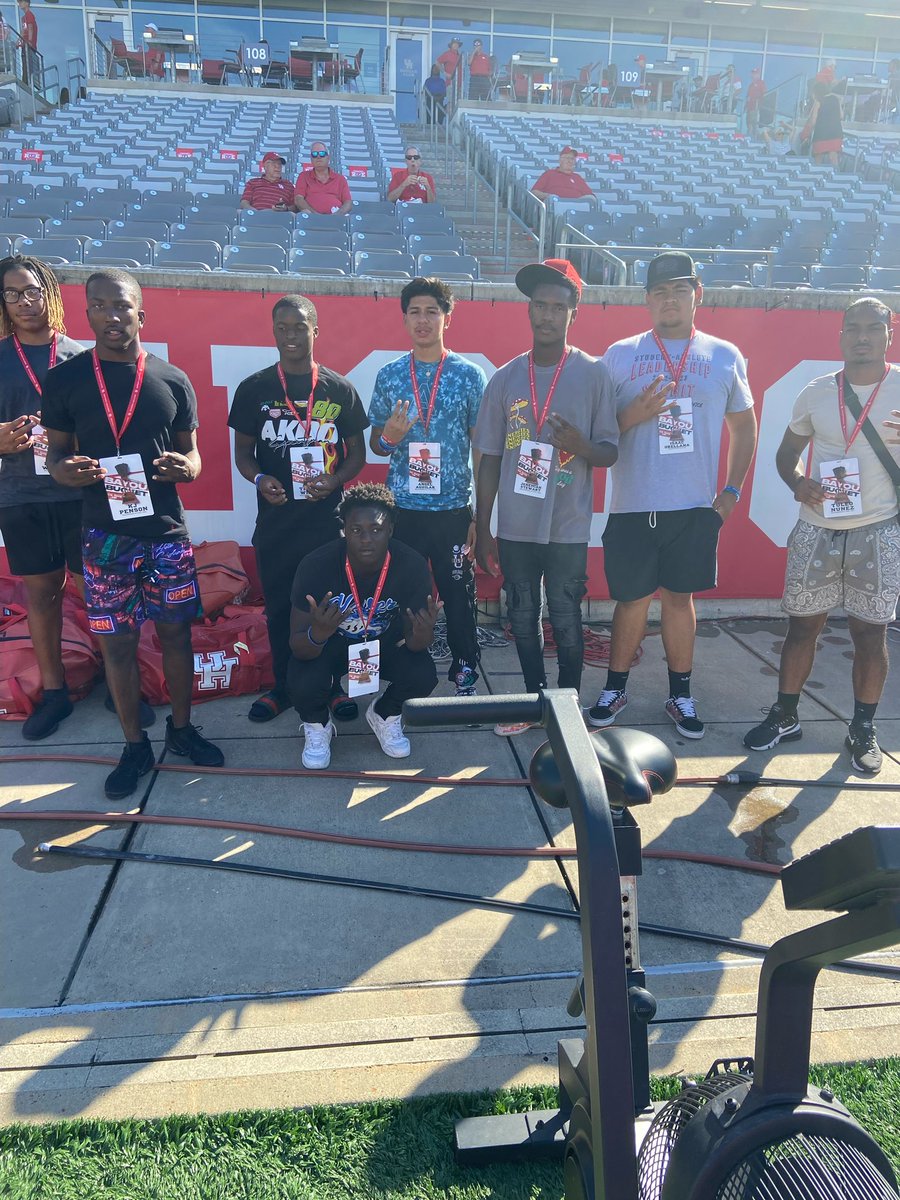 WHSEaglesFB's tweet photo. The Willowridge HS Football team visiting University of Houston. We on the move. Thank you Cougar athletics for a great time.@UHCougarFB https://t.co/ZxRAnEOGCm