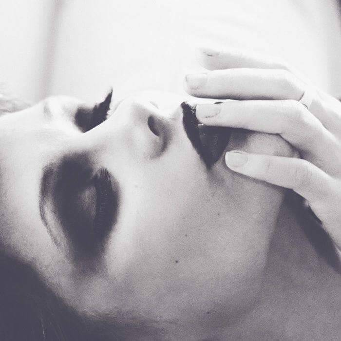 Incontrarsi in sogno, è ben doloroso. 
Nell'istante del risveglio,
la mano protendo ma nulla tocco.
Ōtomo no Yakamochi

#GoodNightTwitterWorld
#SweetDreams