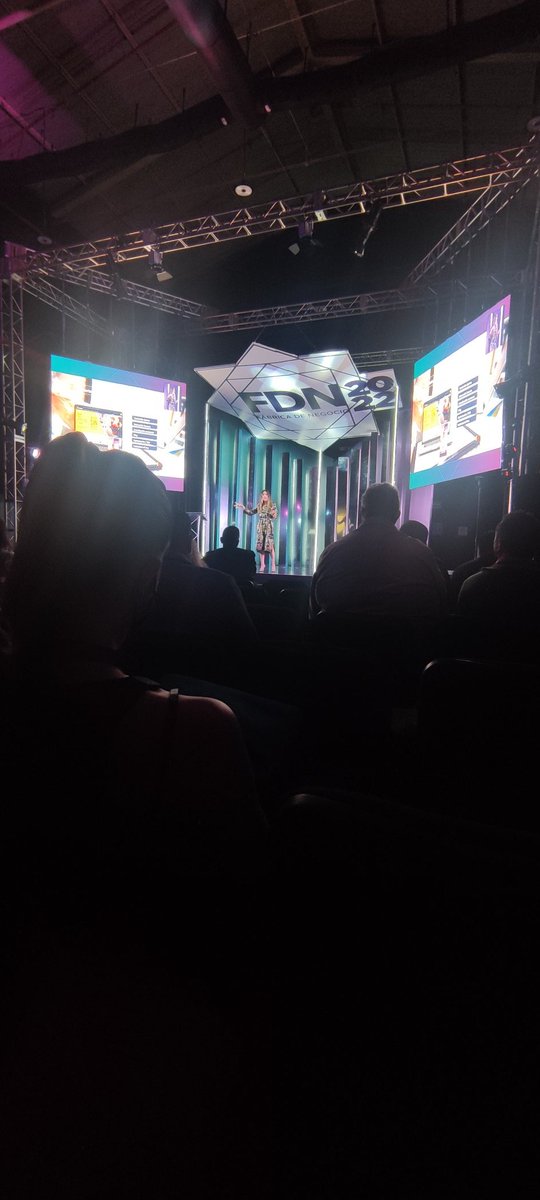 rafa_rubioc's tweet photo. @yadspg en su extraordinaria presentación durante la #FDN2022 Fabrica de Negocios 2022 en @GS1_Mx @RetizaMexico https://t.co/gMSWn9oAWA