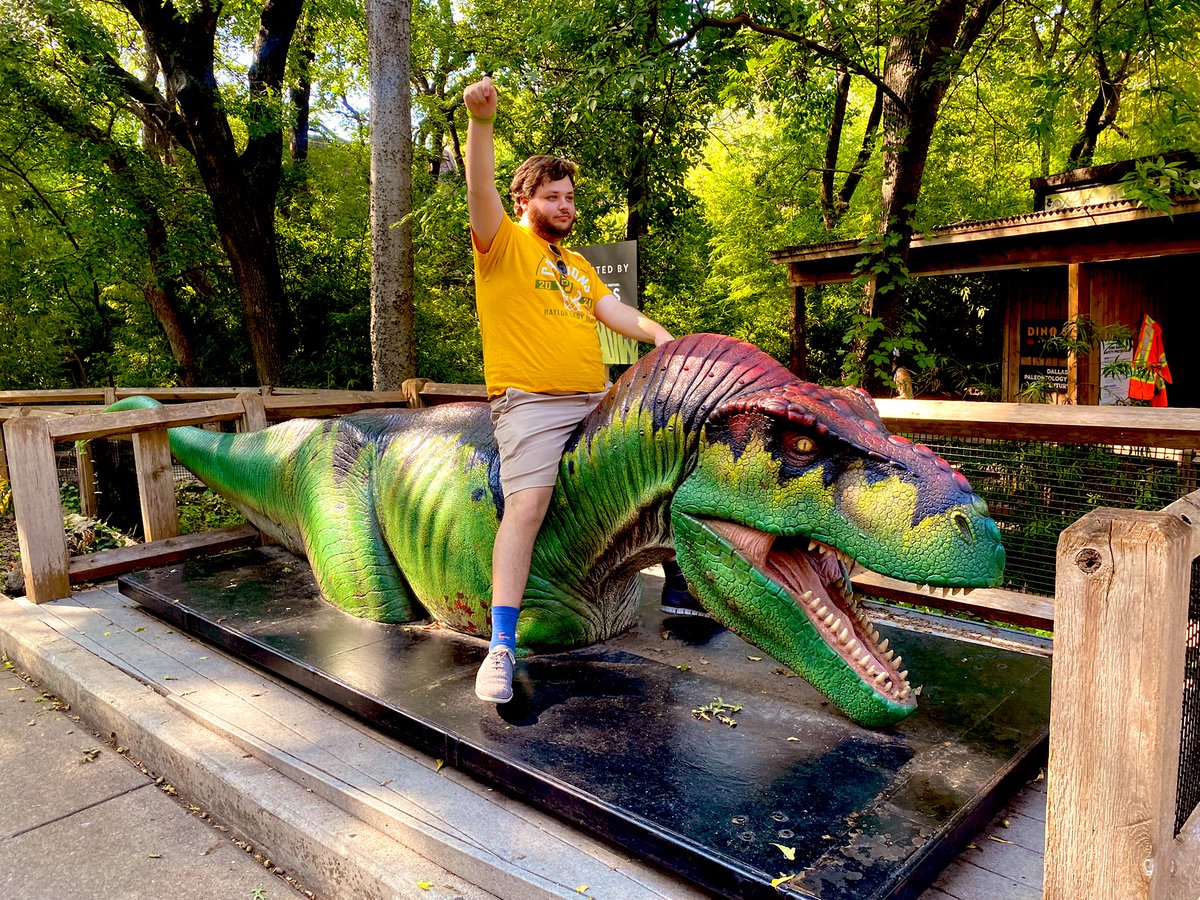 lwellsfargo's tweet photo. bappy hirthday my love!! 🧁🦖🍰 https://t.co/fq5QSzqs4Z