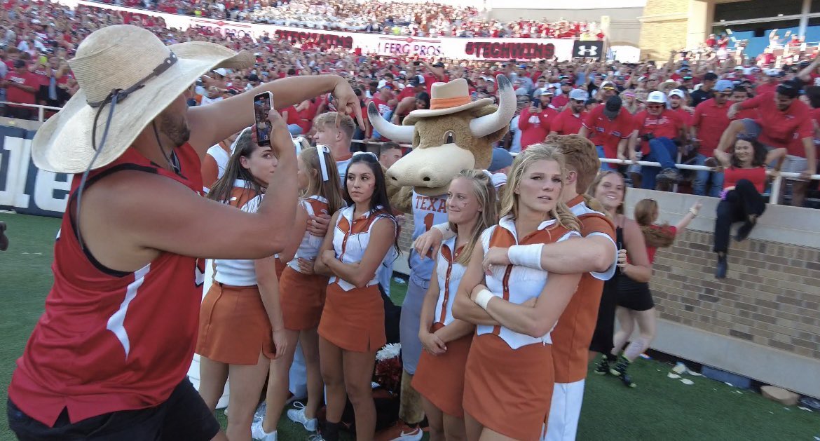 barstoolsports's tweet photo. Just an iconic #HornsDown from @danabeers https://t.co/aWGxzOVEnl