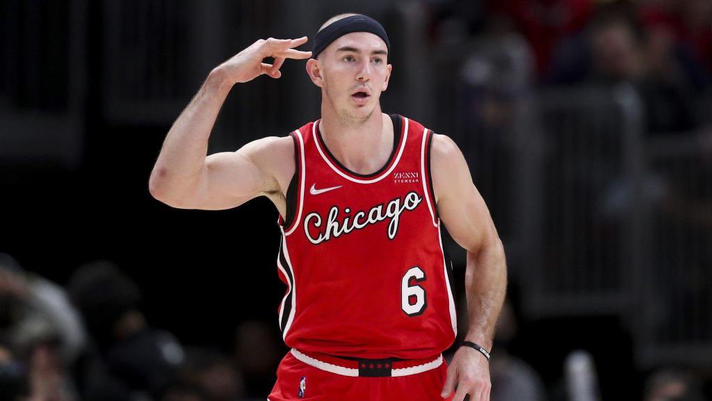 TheDunkCentral's tweet photo. Alex Caruso thought about changing his jersey away from No. 6 to honor Bill Russell but the NBA denied his request because he’s top 75 in jersey sales 

(Via @JCowleyHoops ) https://t.co/dhlVl0BlsU