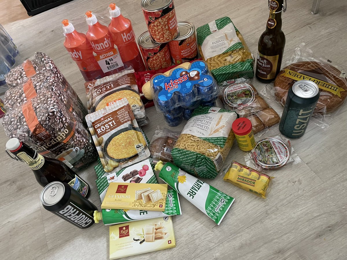 maierst's tweet photo. Erstens kommt es anders…und so #Urlaub
Naja, somit zum ersten Mal seit 2019 wieder rüber in die Schweiz 🇨🇭, um Essentielles zu kaufen! 
#migros #Biberli #Branchli #Schoki #Rösti #Handy ☺️🍫
Dazu weiße Bohnen, Kaffee, paar Nüdeli und Bierli 😀🍻
Nünenünzg Stutz…Isch schön gsi 😉 https://t.co/isxll2PTBW