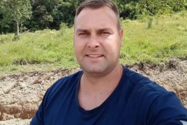 Metropoles's tweet photo. Homem morre ao ser esfaqueado após discussão política em bar de SC.

A briga foi motivada por desavenças políticas e familiares. Vítima era bolsonarista e o agressor, petista.

Leia em @nsctvoficial: https://t.co/lwQflEa9Pb https://t.co/s3Icy3uv5W
