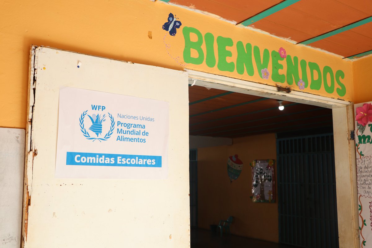WFP_Venezuela's tweet photo. ¡Faltan pocos días para el regreso a clases! 🏫📚​✏️​

Nosotros seguimos trabajando para que los 👧🏽🧑🏽 sigan recibiendo sus #comidasescolares en este nuevo año escolar 🍛😋

#MondayMotivation https://t.co/2DjXCtW0iQ