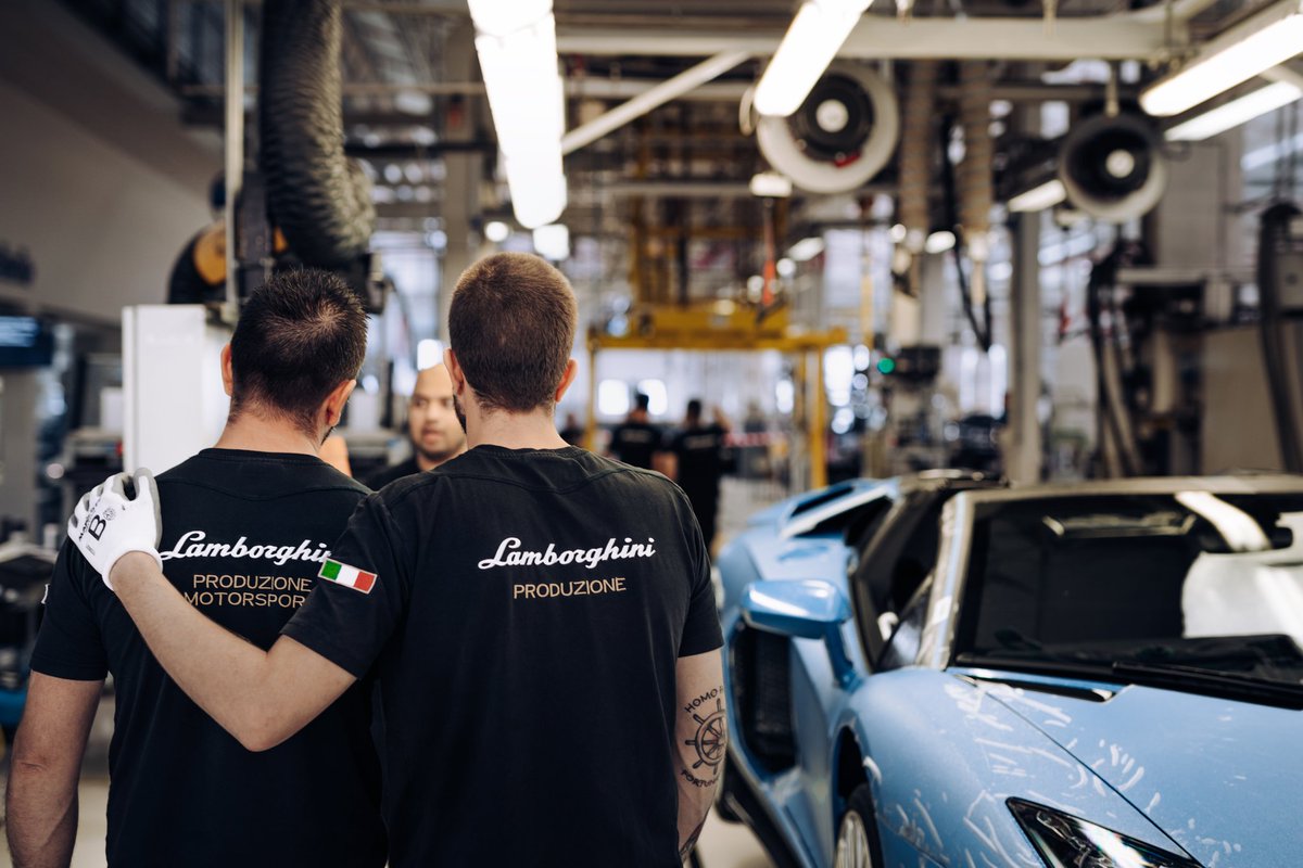 AR12Gaming's tweet photo. And that's a wrap 🫶
The last ever Lamborghini Aventador has rolled off the production line in Bologna 🇮🇹 

11 years down the road from its initial reveal, this Ultimae Roadster - finished in a bespoke blue paint job - represents the brand's last pure V12 without hybridisation https://t.co/hQGHsa3X1d
