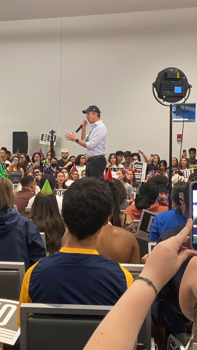 astrosvicton's tweet photo. i don’t use this account anymore but hey look it’s beto https://t.co/HFTIz4MPPz