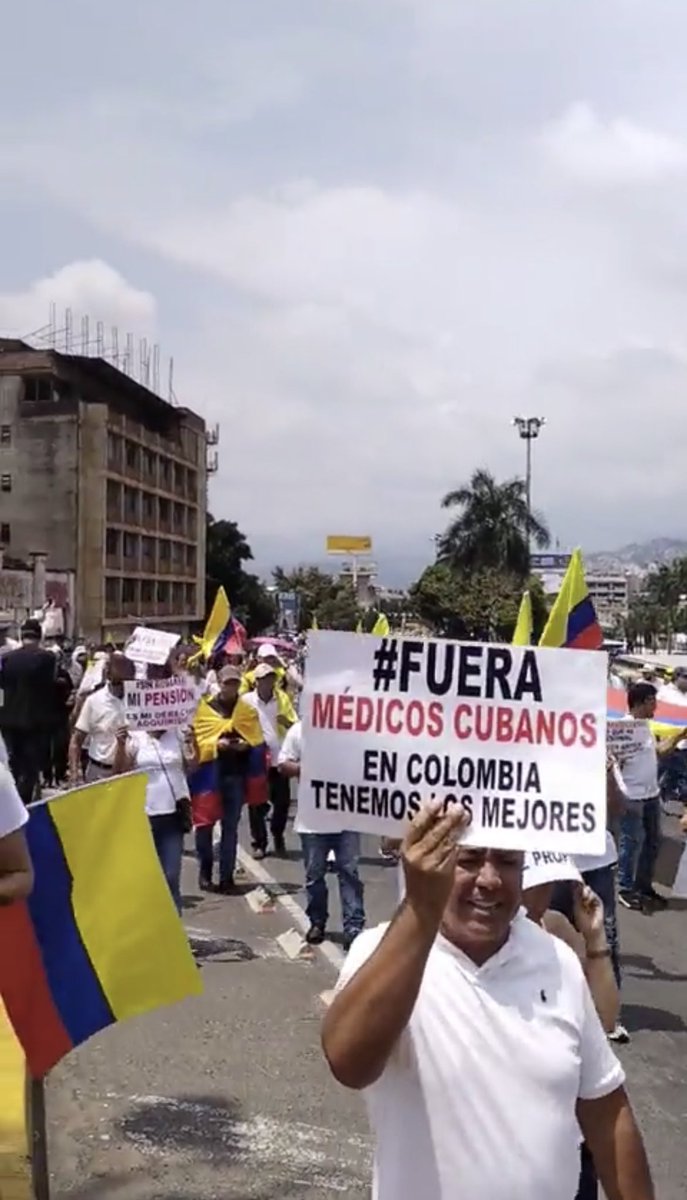 Miles de colombianos protestan contra el gobierno de #Petro y piden que se vayan los #MedicosEsclavos cubanos.
#Colombia