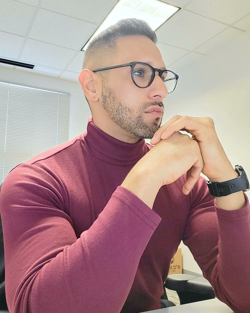 EFranco39's tweet photo. It's always #sweaterweather in my office. Lol 65 degrees #gay #gayfit #gaysofinsta #gaysofig🏳️🌈 #gaysofinstagram #gaysofig #dallasgays #beard #fashion #gaytwitter https://t.co/jvLTPZgGAr