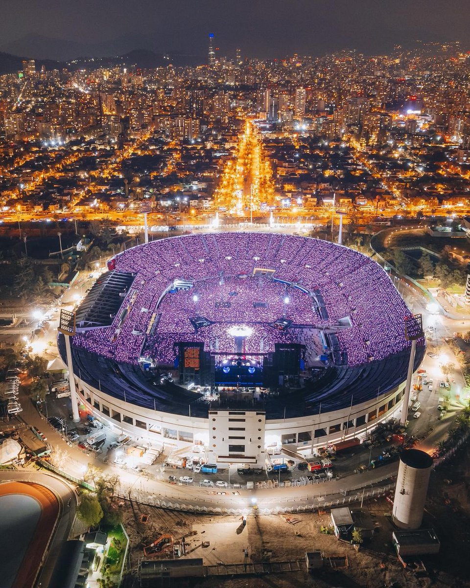 Coldplay • Santiago, Chile 🏟️✨ 🇨🇱 #ColdplaySantiago 📸 instagram.com/p/Ci8P2ExOaNS