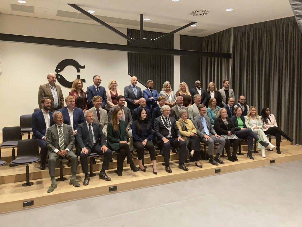 Het nieuwe kindercollege in <a href="/Capelle_IJssel/">gemeente Capelle aan den IJssel</a> is beëdigd (let vooral op het lid in het midden😉 <a href="/ZinhoSchelkers/">Zinho Schelkers</a> ) en de nieuwe kinderburgemeester Taras Galagan. Aan einde avond groepsfoto gemeenteraad