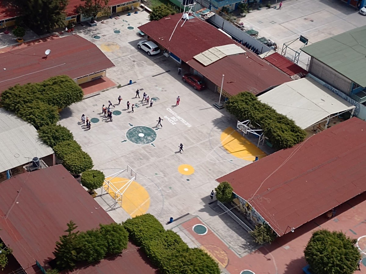 seguridadneza's tweet photo. #EnLasAlturas 🚁 | El helicóptero #Coyote1 realiza patrullaje aéreo de seguridad y vigilancia 🚨, sobre corredores escolares, tianguis, sucursales bancarias y plazas comerciales, para prevenir el robo en sus diversas formas.
#PorAmorANeza Coyote1 siempre al pendiente de ti. https://t.co/MVQThAHIz1