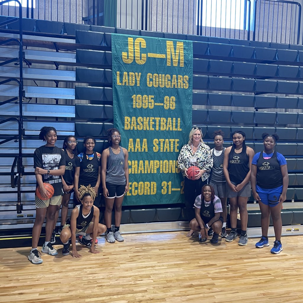 JCMLadyCougars's tweet photo. Thank you to Ginger Bryant for presenting us with their team banner!!!! #jcmladycougar https://t.co/9VpXQXAbTo
