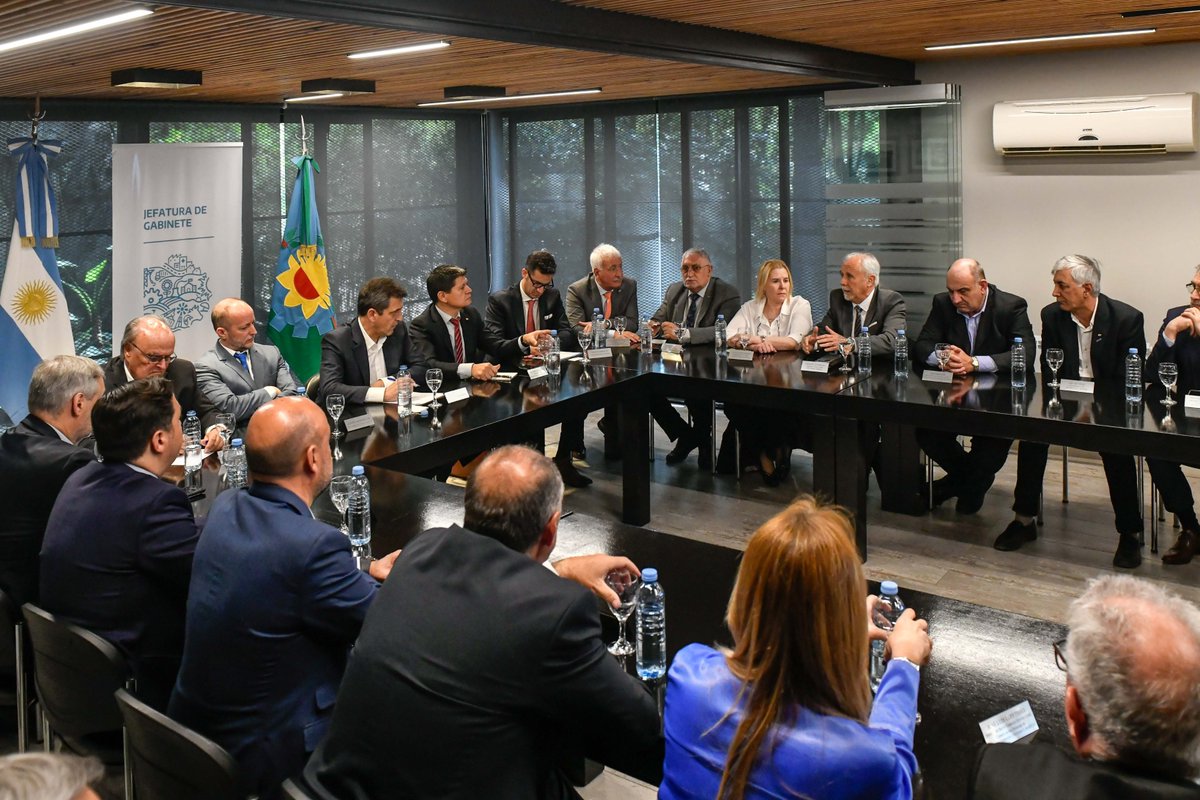 Asegurar que cada dólar disponible vaya a la producción es prioridad. Por eso vamos a impulsar que el Sistema Integral de Monitoreo de Importaciones (SIMI) sea simple y transparente, de aprobación prioritaria para bienes intermedios que necesitan las PyMEs para seguir creciendo.