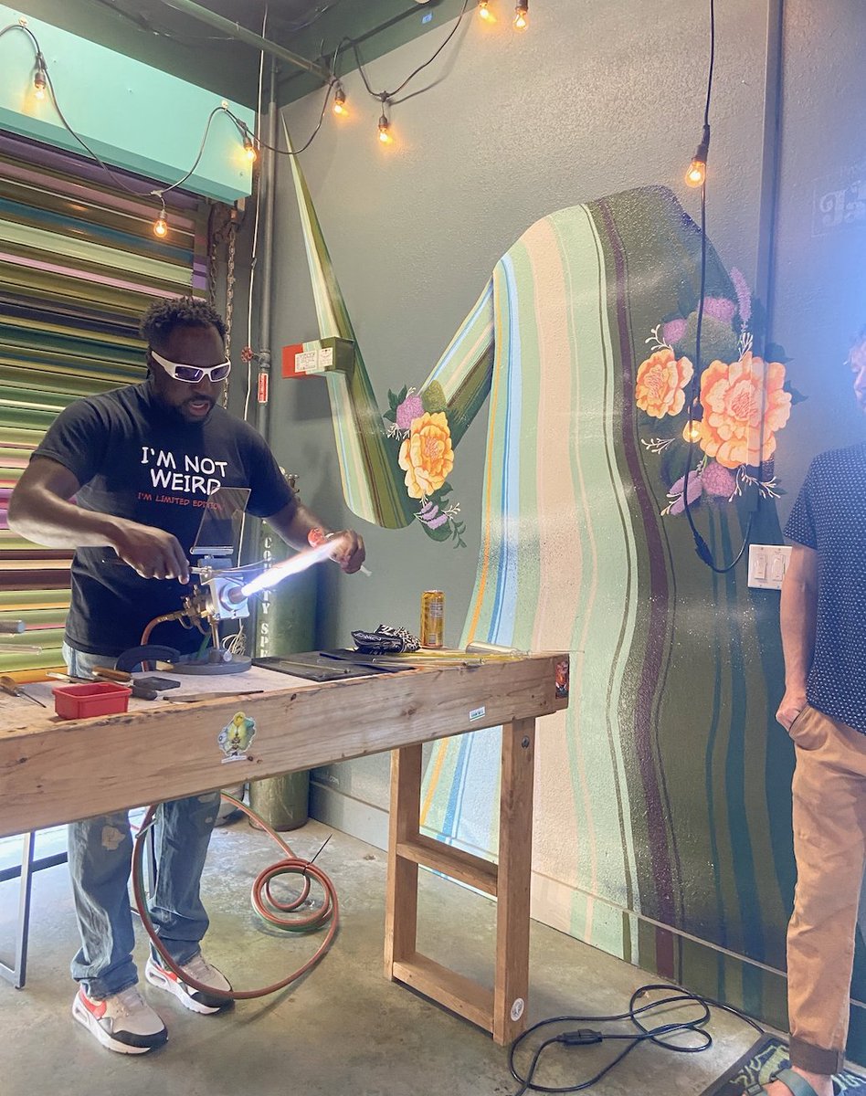 Treehouse_SC's tweet image. 😍Bet you've never seen a dispo look this pretty before 🖼 We try our best to use our space &amp;amp; platform to enrich Santa Cruz with some more beauty, as well as uplift underrepresented communities! 🌈 

🤓What does #cannabiscreatingcommunity mean to you? Let us know in the comments!