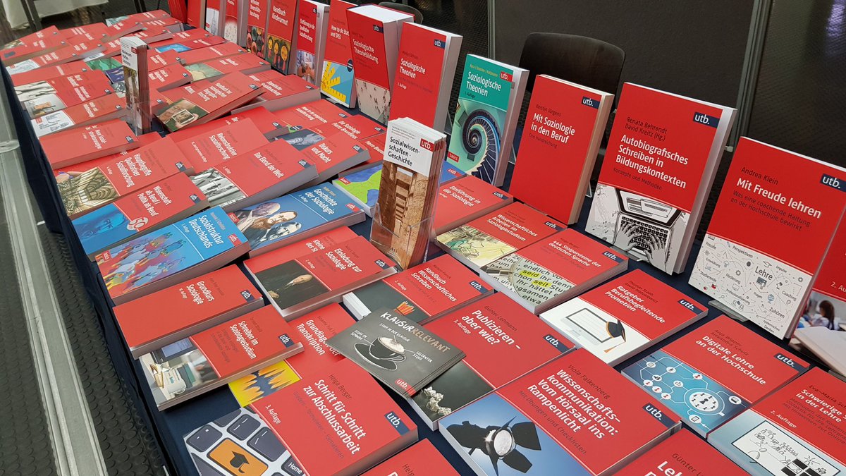 utb_stuttgart's tweet photo. Angekommen in #bielefeld zum #dgskongress2022. 👍 In der Uni den roten #Büchertisch aufgebaut, die schicke Tagungstasche bewundert. Und jetzt freuen wir uns auf regen Besuch am utb-Stand morgen. Mit den Standnachbar:innen @barbarabudrich @wbv_de @transcriptweb @tr_learningde https://t.co/NxmFvmQB8F