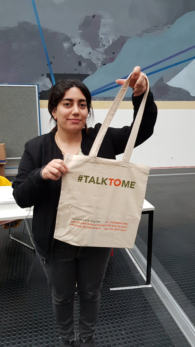 utb_stuttgart's tweet photo. Angekommen in #bielefeld zum #dgskongress2022. 👍 In der Uni den roten #Büchertisch aufgebaut, die schicke Tagungstasche bewundert. Und jetzt freuen wir uns auf regen Besuch am utb-Stand morgen. Mit den Standnachbar:innen @barbarabudrich @wbv_de @transcriptweb @tr_learningde https://t.co/NxmFvmQB8F