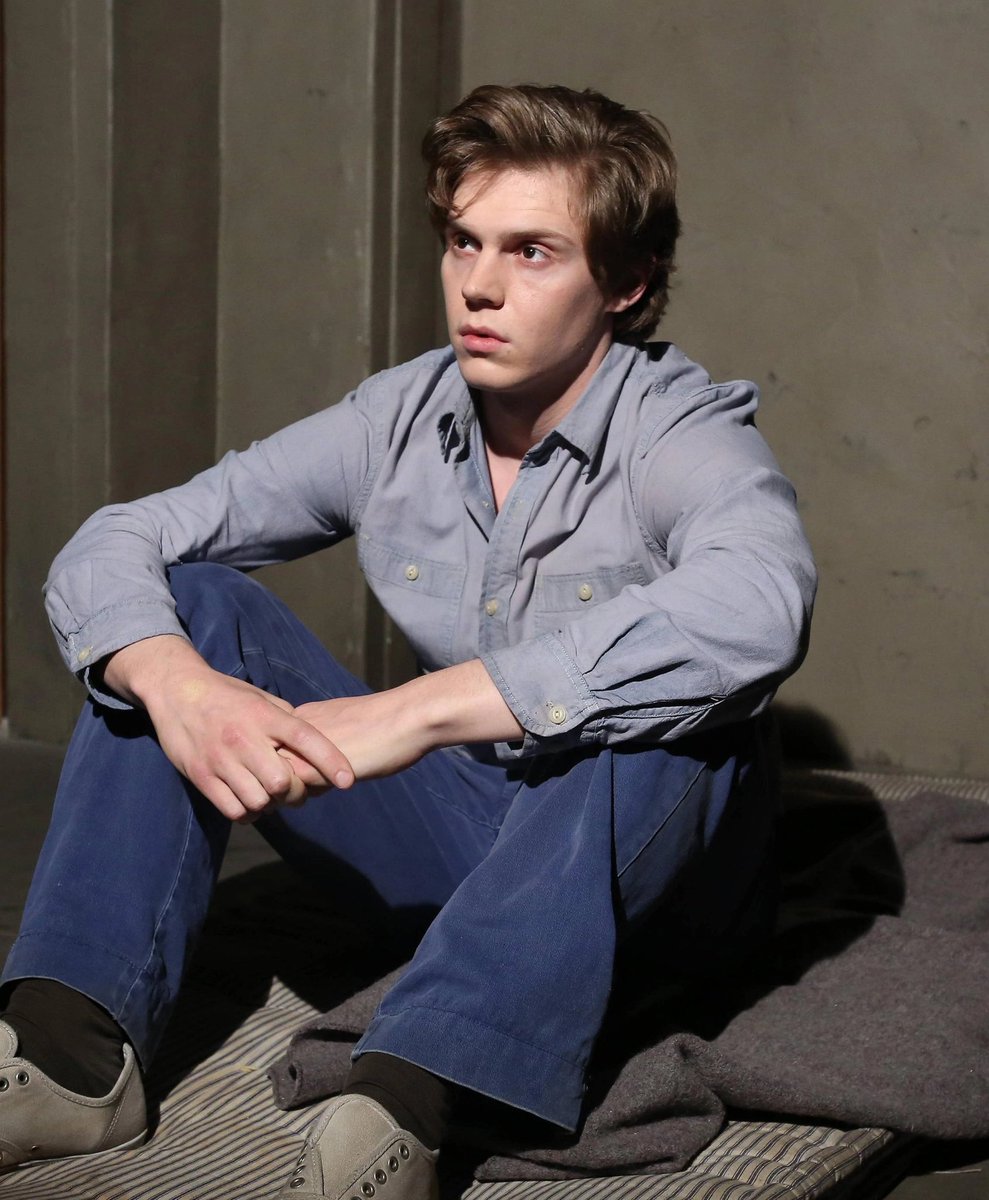 singsandsmiles's tweet photo. STOP thirsting over/meming Evan Peters as Jeffrey Dahmer. It’s disrespectful to Jeffrey Dahmer’s victims and their families. Simp over him as Kit Walker in AHS:Asylum instead https://t.co/3oakmDm4xU