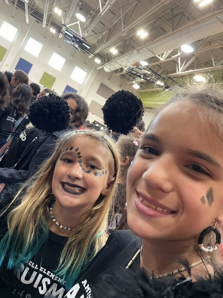 ACEHouseSystem's tweet photo. Our ACE House Pep Rally for grades 3-5 was AMAZING! 💙💚❤️🖤 #ACEHouseSystem https://t.co/gERhgZBA04