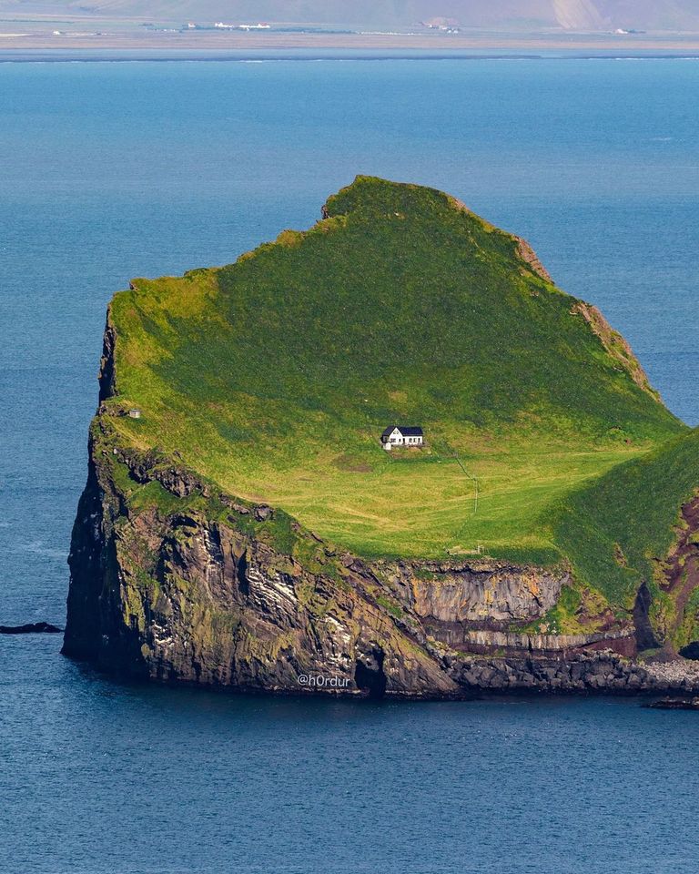LivePDDave1's tweet photo. Would you live here? House in Iceland lol. https://t.co/Ur91sJMFYP