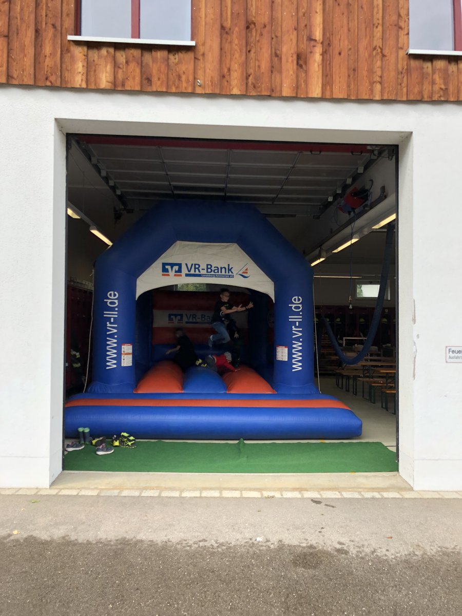 FFFinning's tweet photo. Familienfest mit Grillabend am 24.09.2022 für die "Feuerwehrfamilie". Begonnen wurde mit Kaffee und Kuchen. Als Besonderheit wurde ein Spanferkel zubereitet. Für die Kinder gab es eine Hüpfburg sowie ein Bastelecke. https://t.co/SbgcC6tMKX