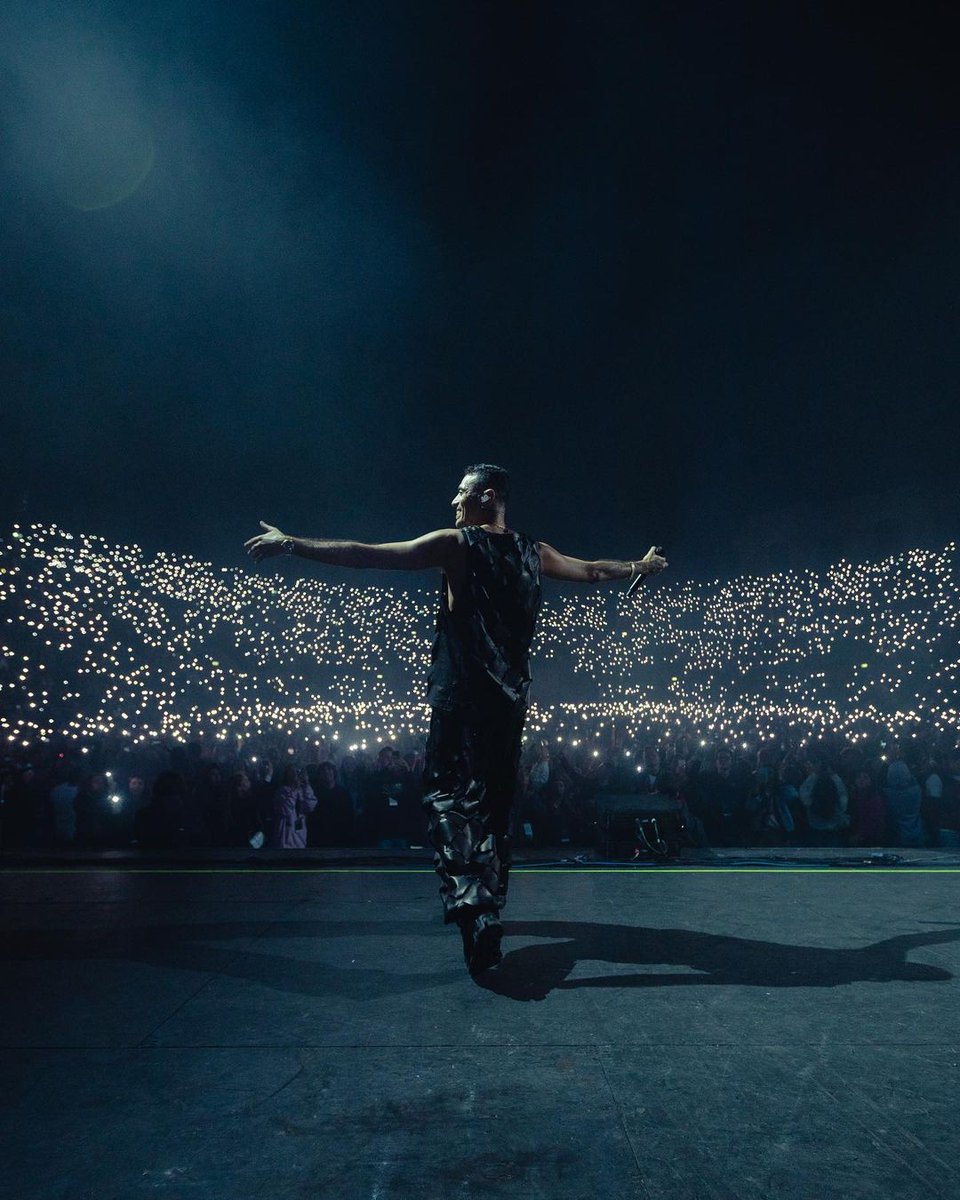 Guardando gli scatti della data di Marracash all'Arena di Verona, si può dire che le foto di Andrea Bianchera sono spettacolari, veramente un fuoriclasse del settore.