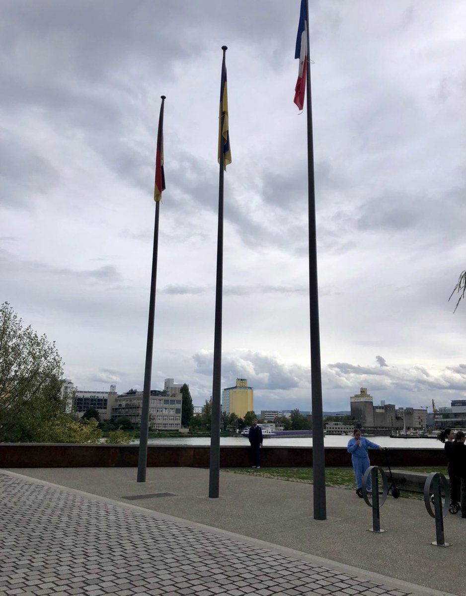 Üç ülkenin birleştiği yerdeyiz…
📍İsviçre/Basel Stadt
📍Fransa/Huningue ( Elsas Bölgesi)
📍Almanya/Weil am Rhein( Baden Württemberg)

Nasipte üç dakikada üç ülkeyi ziyaret etmek varmış!..