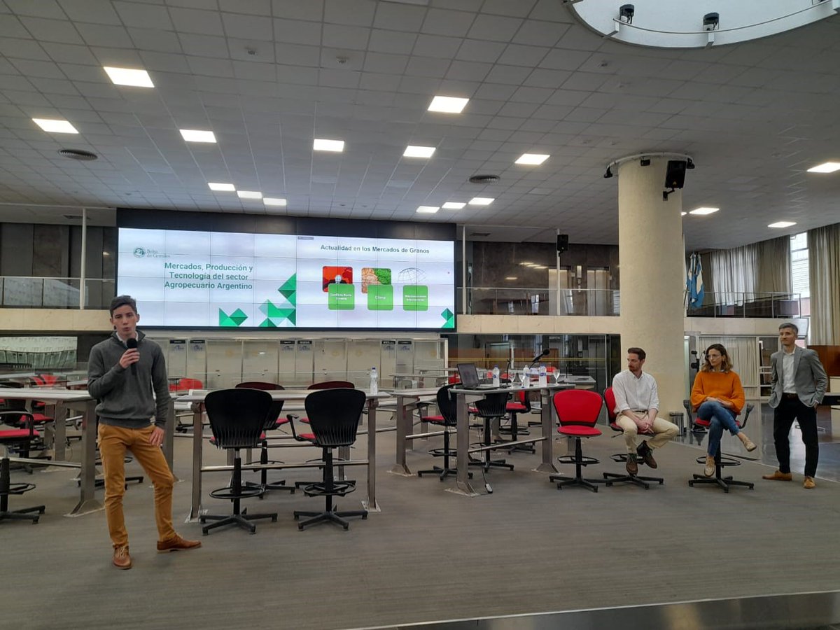Bolsadecereales's tweet photo. 👨🏻💼Los analistas de @BolsadeC_ETyM llevaron a cabo un repaso de la situación de los mercados de granos y el rol de argentina en ellos, así como también brindaron un panorama sobre la producción local y la tecnología aplicada a los cultivos.
#ReTAA #PAS #ECC https://t.co/EYnYXhiwAh