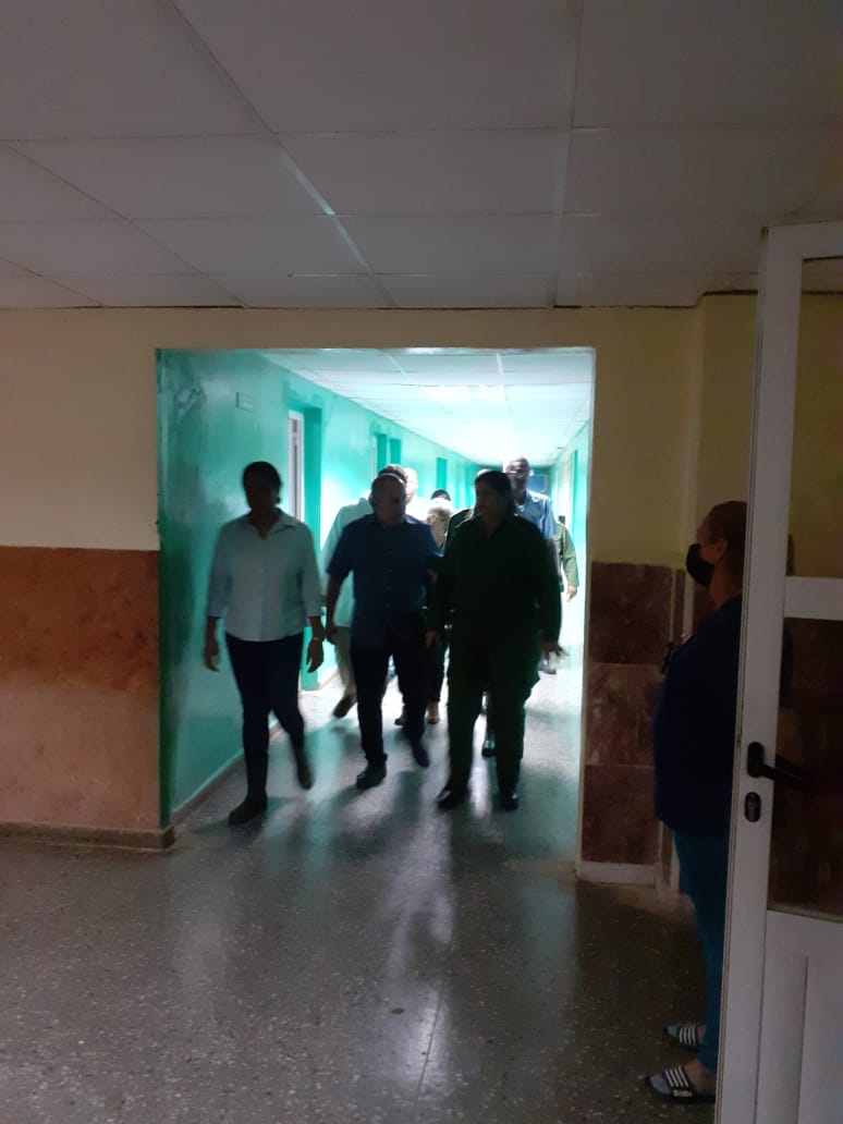 InesMChapman's tweet photo. Continuamos recorrido en Artemisa, ahora en el municipio San Cristóbal junto a @GladysArtemisa, @JLBrocheLorenzo y la Vice Gobernadora. En el hospital intercambiamos con su joven director, los pacientes están bien atendidos, los trabajadores preparados ante el huracán #IAN #Cuba https://t.co/EumVePSceN